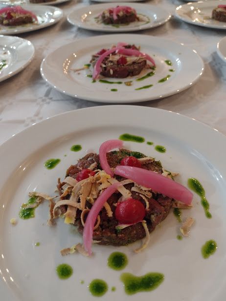 Un exemple de plat servi lors des repas de Gasconh'à Table, avec du canard, des légumes joliment présentés dans les assiettes